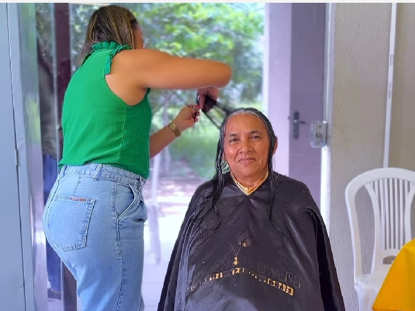 Mulheres do Residencial Rachel de Queiroz ganham dia de beleza no CRAS Bruna Queiroz