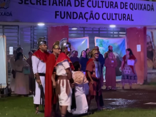 Com apoio da Prefeitura de Quixadá, "A Paixão de Cristo" emociona público em apresentação na praça da Cultura