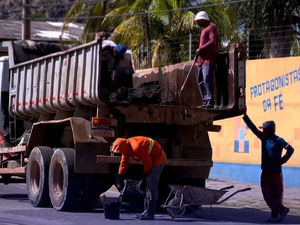 Operação tapa-buraco realiza trabalho na Avenida Plácido Castelo, em Quixadá