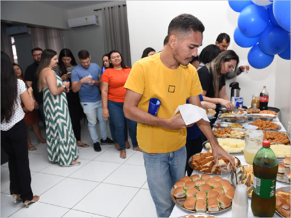 Em homenagem aos servidores públicos, Prefeitura de Quixadá promove café da manhã para classe