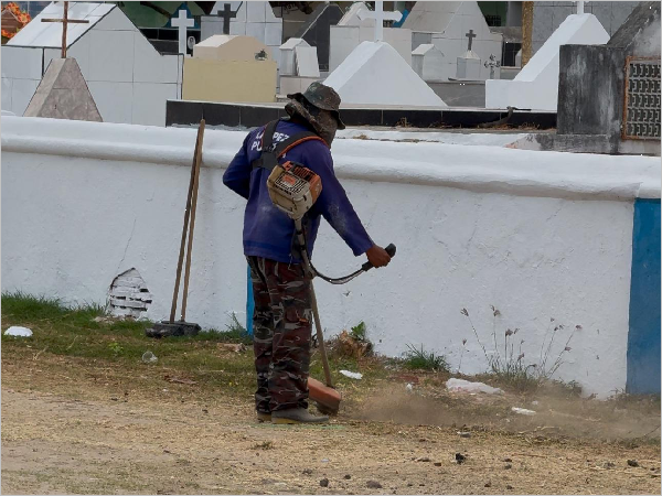 Prefeitura de Quixadá realiza ações de limpeza no Cemitério Público da cidade para Dia de Finados