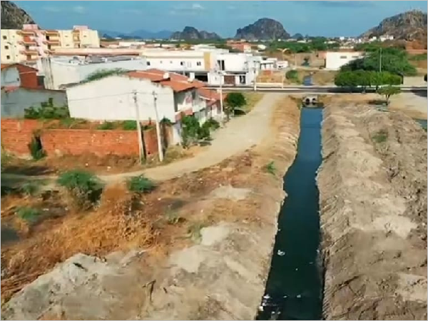 Prefeitura de Quixadá inicia força-tarefa para prevenir transtornos causados pela chuva limpando córrego Rio Japininho